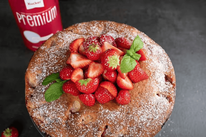 Buttermilk cake with strawberries